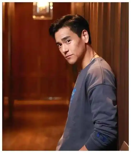 彭于晏与女伴同游日本!照片曝光,网友惊呼"老了十岁"!_形象_岁月_变化