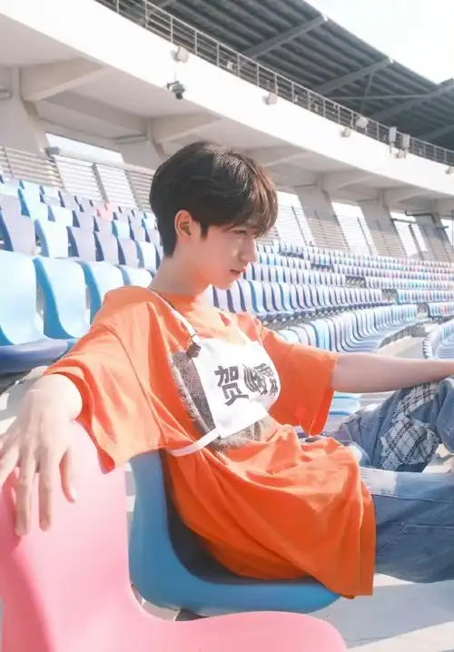 你正在登录贺峻霖女友视角#贺峻霖银发随拍