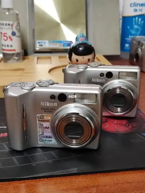 经典款复古ccd相机 功能全好 机器像素400万 带3倍光学变焦的尼克尔