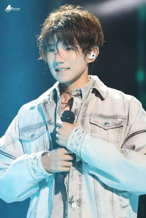 王源超话未成年进行时,一起来嘟嘟嘴#王源看我们如何相遇vlog