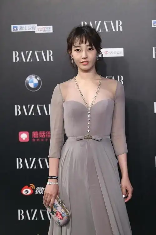 又被白百何的气质感吸引了,穿灰色薄纱连衣裙亮相,大方又高贵