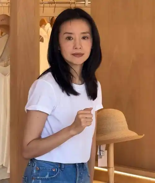 董洁在线下开服装店,到店里指导工作,打扮随性颜值高身材好