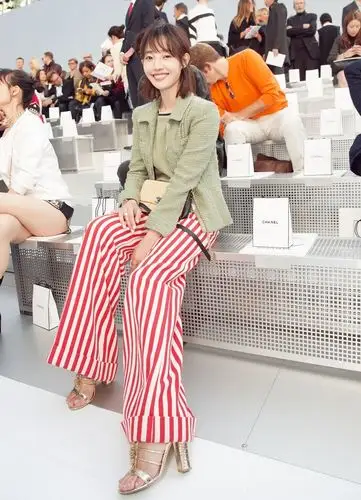 白百何条纹裤装率性不羁有活力