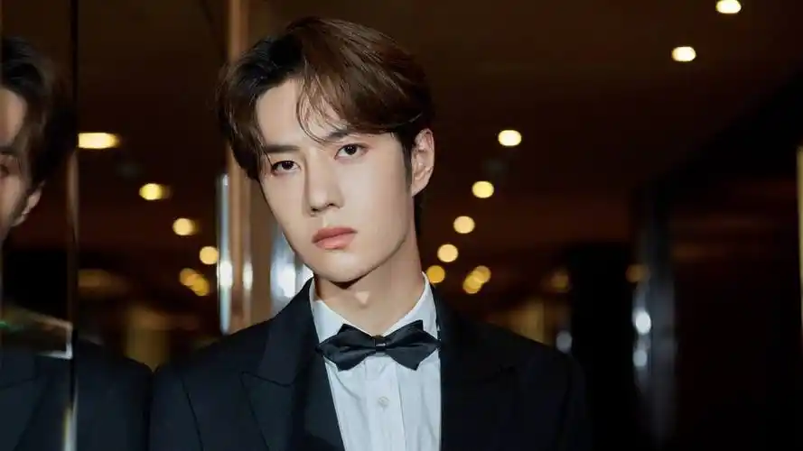 王一博黑西服帅气中分发型写真壁纸图片