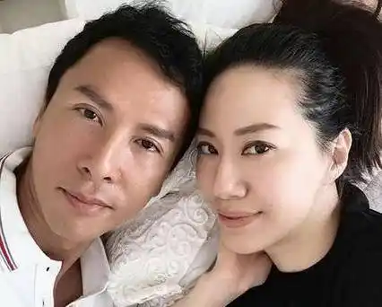 原创原创57岁甄子丹与小18岁妻子秀恩爱发文庆结婚17年夸其最美