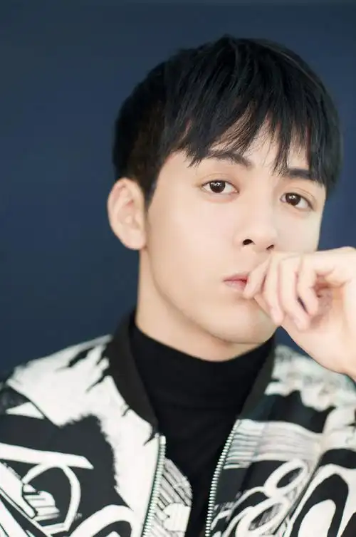 简介:曾舜晞时尚摩登活动写真图片,分享一组曾舜晞图片给大家,图中的