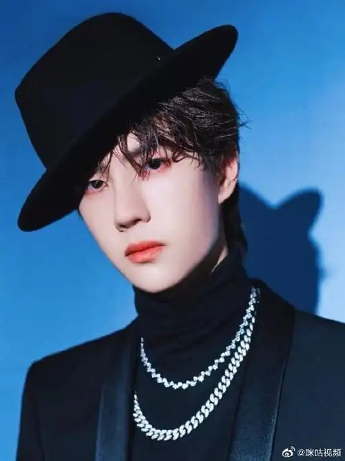 咪咕星鲜事##王一博牛仔帽#来看@uniq-王一博的酷盖帽子造型合集吵