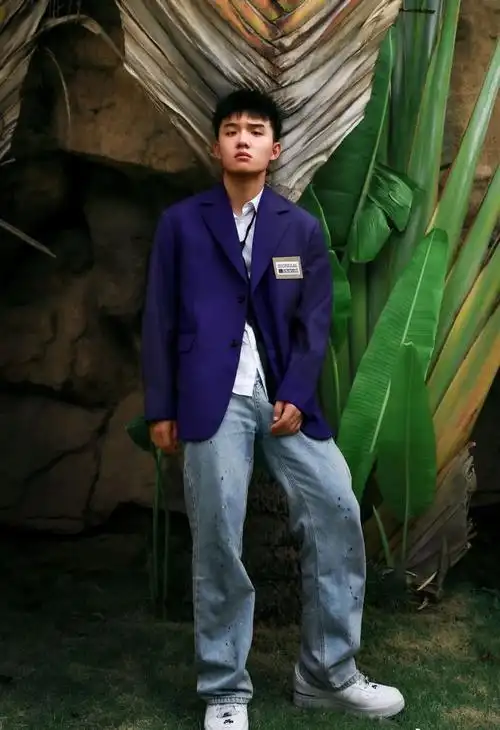 p>郑伟,2000年12月18日出生于北京市,中国内地影视男演员,就读于南京