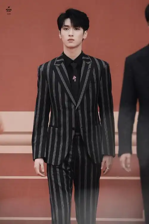 严浩翔出席北京电影节,一身黑色条纹西装太帅啊,红毯上气场好强!