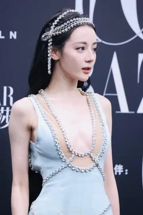 时尚芭莎红毯##迪丽热巴 刚出水的美人鱼