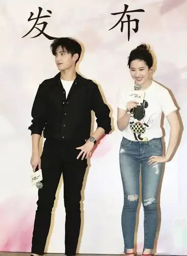 刘亦菲接受采访,网友:原来和杨洋在一起你是这样的刘亦菲