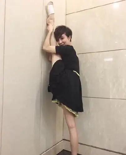 金巧巧晒一字马劈腿照 身材苗条皮肤紧致