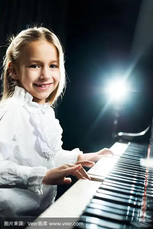 可爱的女孩在弹钢琴.