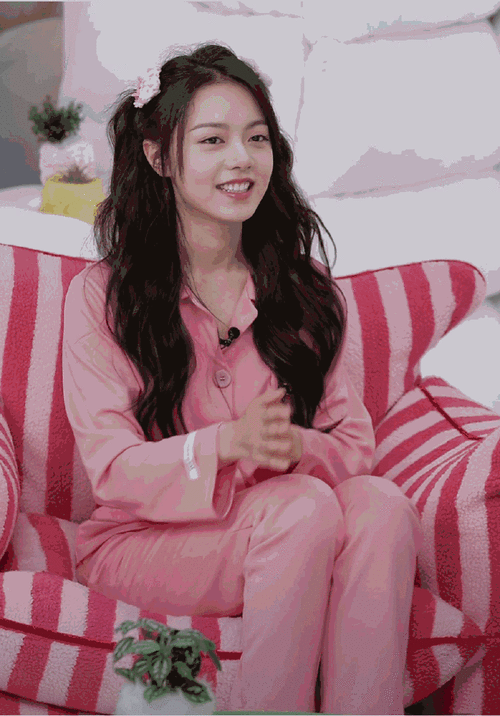 公主头和粉丝红睡衣的麦麦有点好看怎么办#赵今麦穿睡衣直播##赵今麦