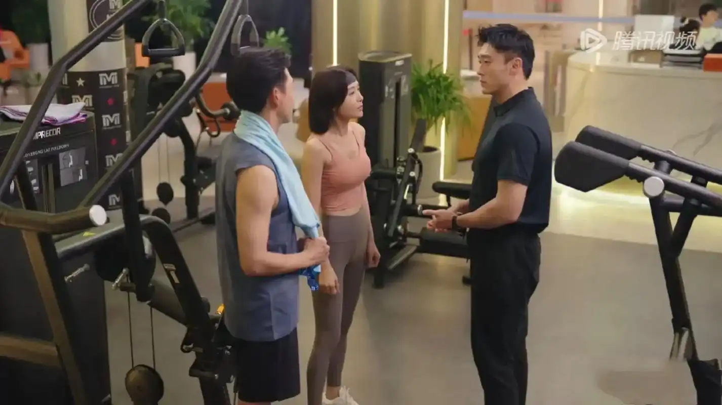 这剧是懂营销秦岚身材的,跑步健身完美展现她的曲线,夸不腻的腰臀比