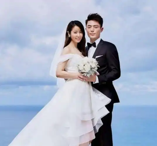 林心如晒与霍建华合照素颜搞怪表情甜美动人结婚6年很幸福