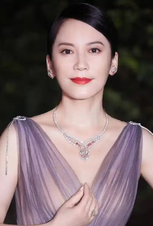 原创50岁俞飞鸿依旧年轻貌美时尚迷人不愧是惊鸿仙子