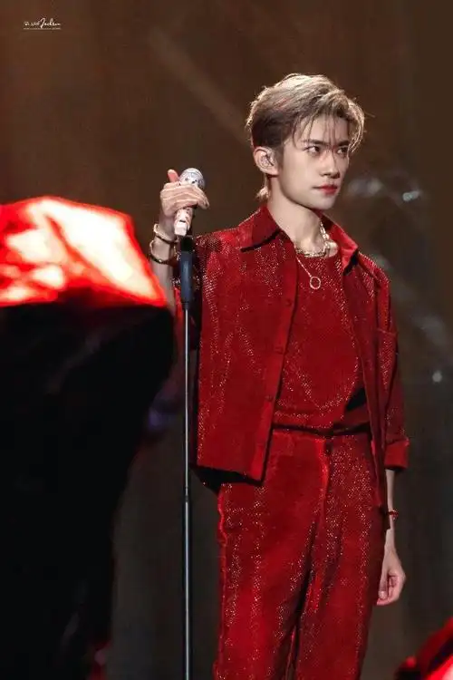 易烊千玺和红色绝配已经在大花轿里出不来了满脑子都是抱一抱