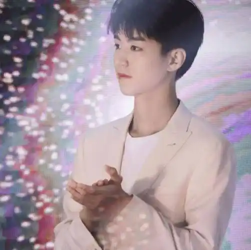 王俊凯的抽烟照火了镜头拉近放大后小螃蟹们你尽情的抽