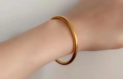 古法黄金手镯工艺比较惊喜,所以手工费会比普通手镯要贵一些,而且有的