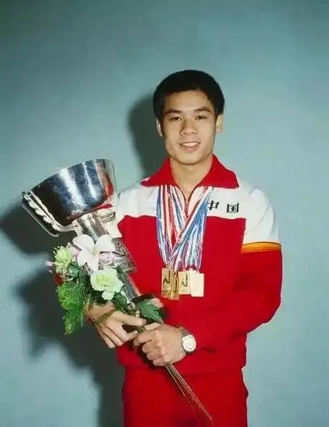 1984年洛杉矶奥运会中,李宁拿下3枚金牌,后来又拿下14项世界冠军,被誉