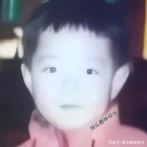 肖战儿时就留过"狗啃泥"刘海?对比如今变化大吗?