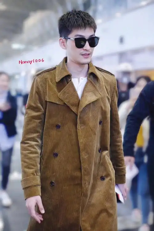 张翰戴墨镜穿棕色长款大衣现身机场,皮肤白皙帅气十足