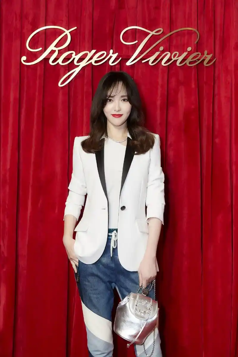 唐嫣胖了?帅气西装配方扣高跟鞋演绎法式浪漫(8)