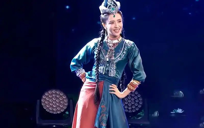 佟丽娅再跳异域民族舞蹈,又美又飒,一颦一笑让人窒息