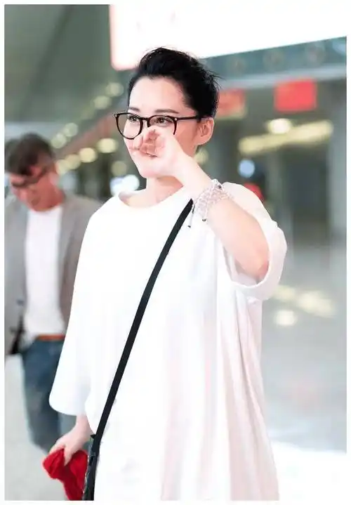 69年的"许晴"带火了一种新穿法:长款白t恤 红围巾,时髦又洋气_红色