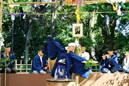 单人舞蹈者伸开双手,旋转着缓缓起舞的"市之舞". (日本综述 摄影)