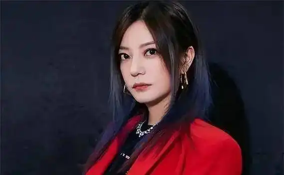 时隔2年后,赵薇在机场现身,面容苍老身材发福,粉丝追着要签名