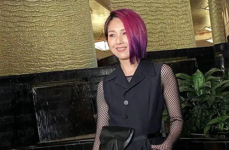 杨千嬅身为香港乐坛最具影响力的歌星之一,其地位能够和郑秀文比肩