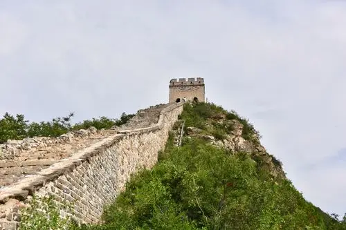 司马台长城保存有完整的20座烽火台,尤其望京楼筑于海拔千米的陡峭峰