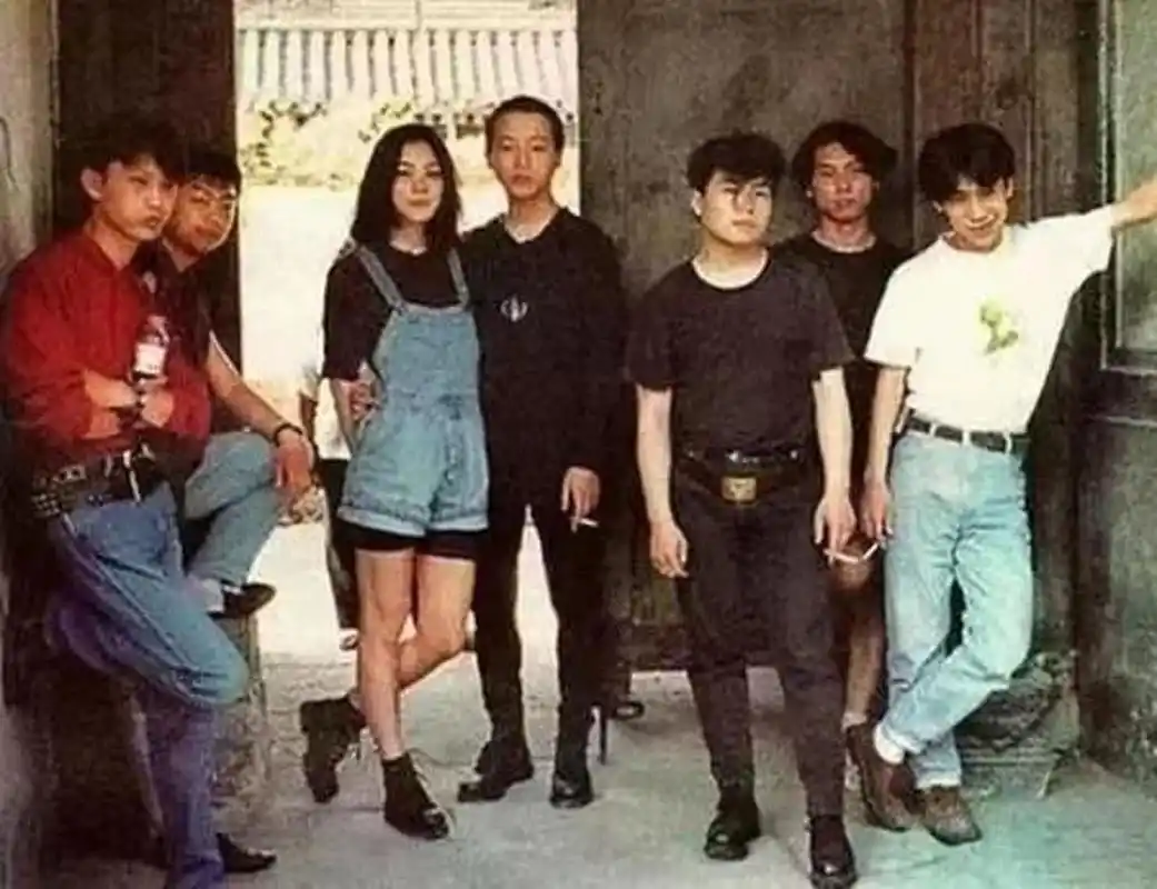 年轻时的王菲窦唯,这造型在现在也相当的时尚.