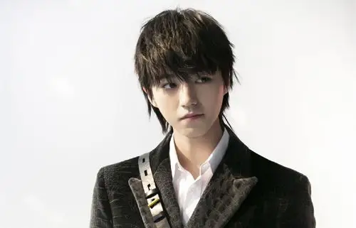 简单帅气王俊凯时尚壁纸日系风格的王俊凯