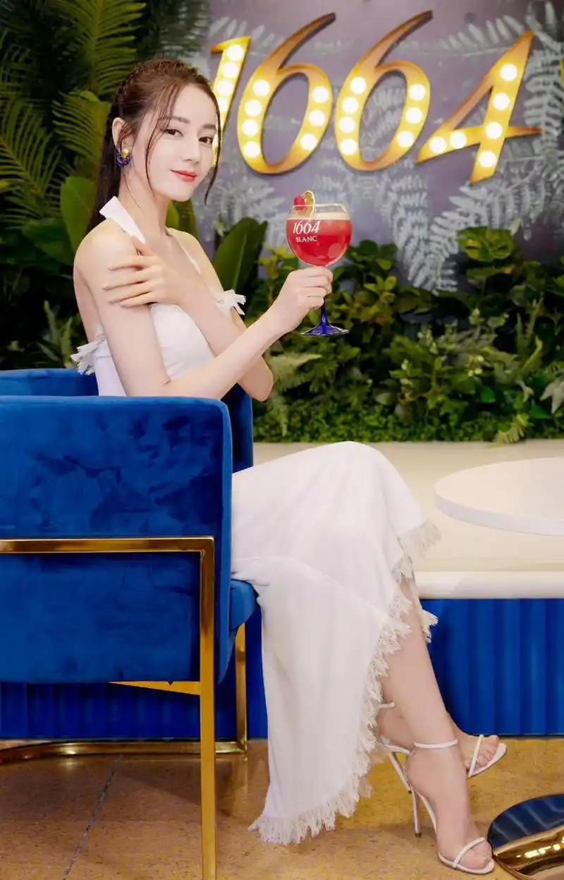 迪丽热巴的高跟凉鞋很美jio[亲亲][亲亲]