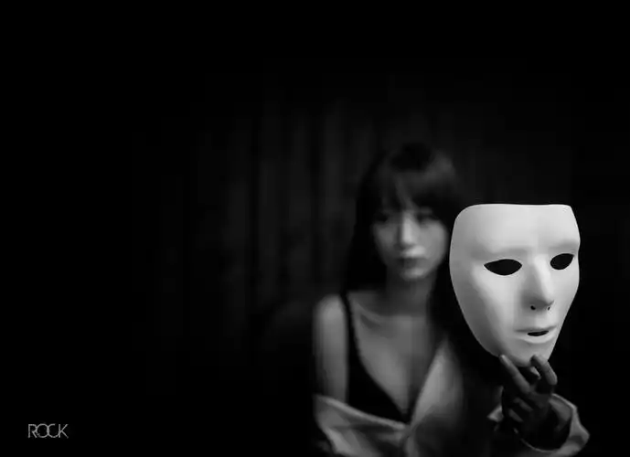 辟谣:男子18年前激光治近视 伸手不见五指