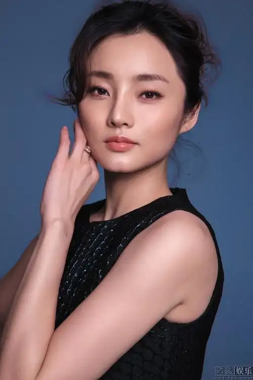 刘芊含最新简约大片曝光