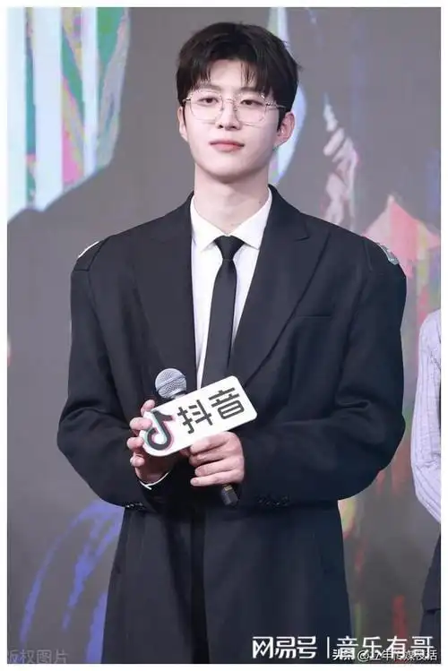 抖音追剧团活动范丞丞2000年出生于山东青岛市,2018年,发布首支个人