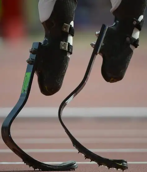 特别引人注目的是奥斯卡膝盖下那两条闪着寒光黑色刀锋形状碳纤维假肢