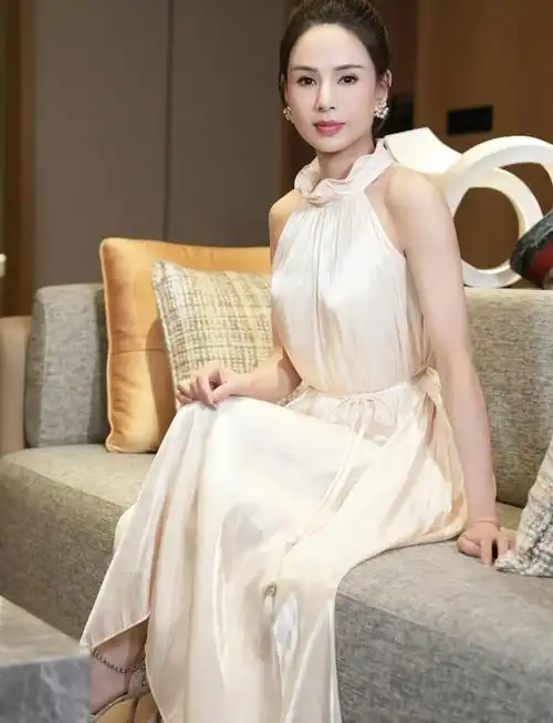 李若彤近照引热议药配蛋糕是新疗法网友直呼姑姑状态太绝了