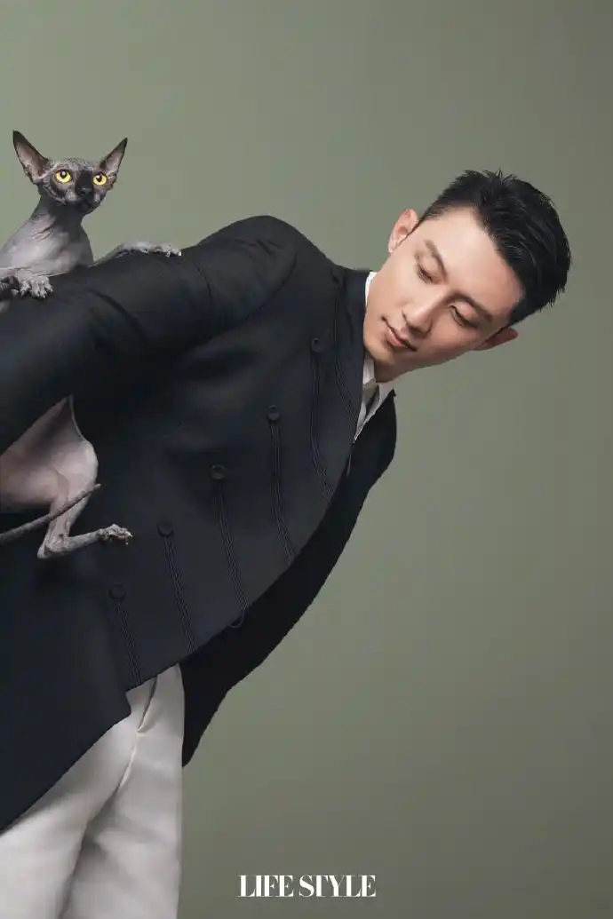 黄景瑜利落短发出镜表情冷峻酷帅有型