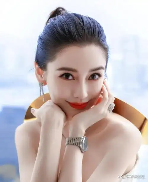 2021年3月13日,某杂志宣布与angelababy合作,并发布了登上杂志封面的