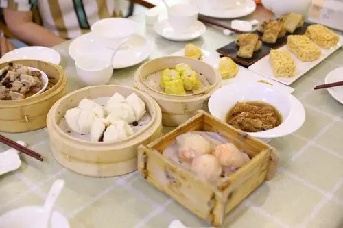 母亲节齐齐叹早茶,花城老友记粉丝把"爱心"送进养老院