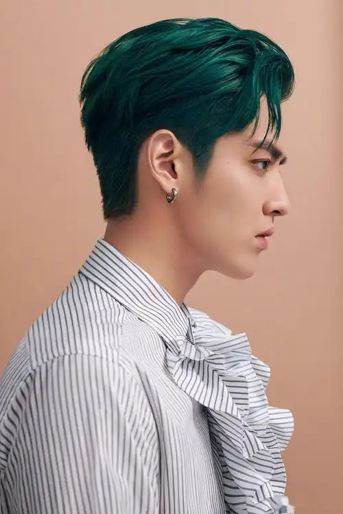 品牌代言人吴亦凡专门为路易威登2020秋冬男士系列拍了广告,一套白色