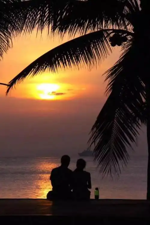 那一天我漫步在夕阳下,看见一对恋人相互依偎,那一刻往事涌上心头.