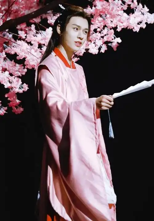 龚俊粉色戏服:老龚这盛世美颜啊