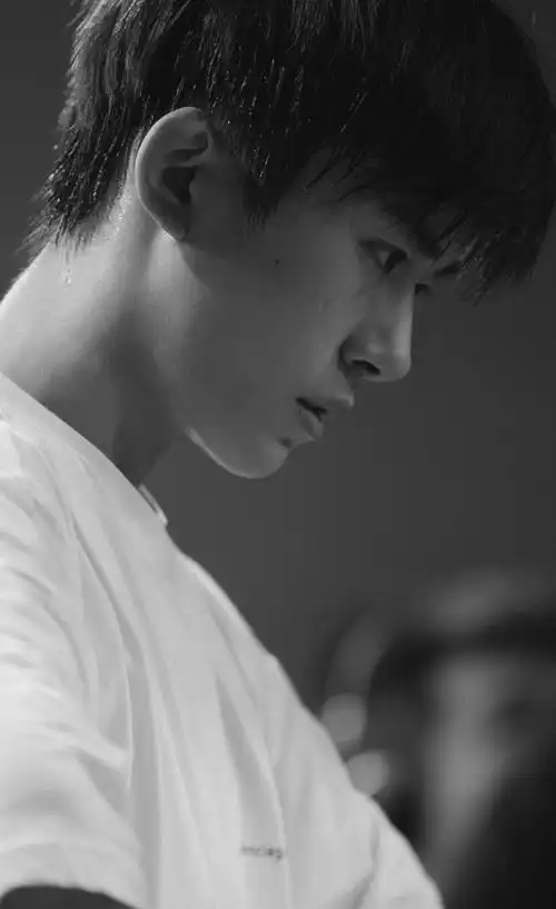 tfboys分享200918黑白滤镜下练习室的易烊千玺一切成功都有迹可循