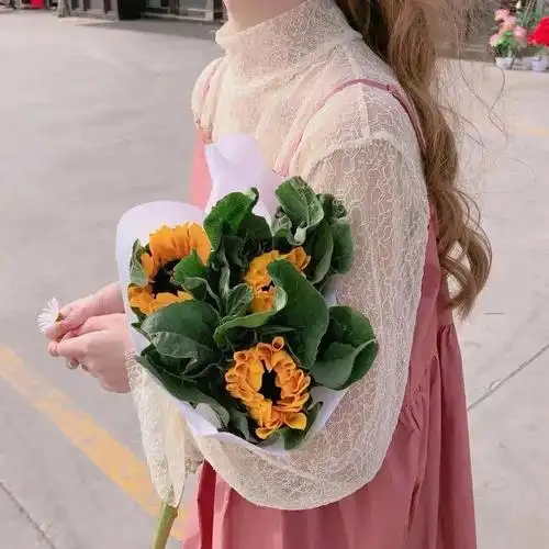 有没有那种手里拿着花的女生头像啊? - 知乎